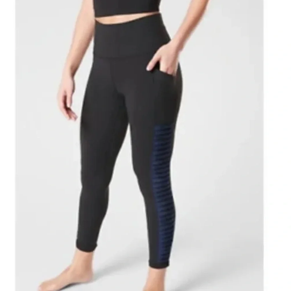 Athleta Salutation 7/8 Tight Size Small style 531322 Black Blue